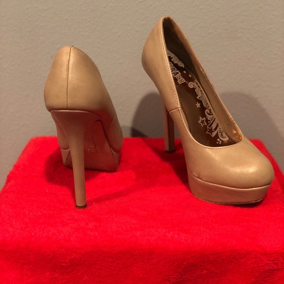 Heels - Picture 1 of 3